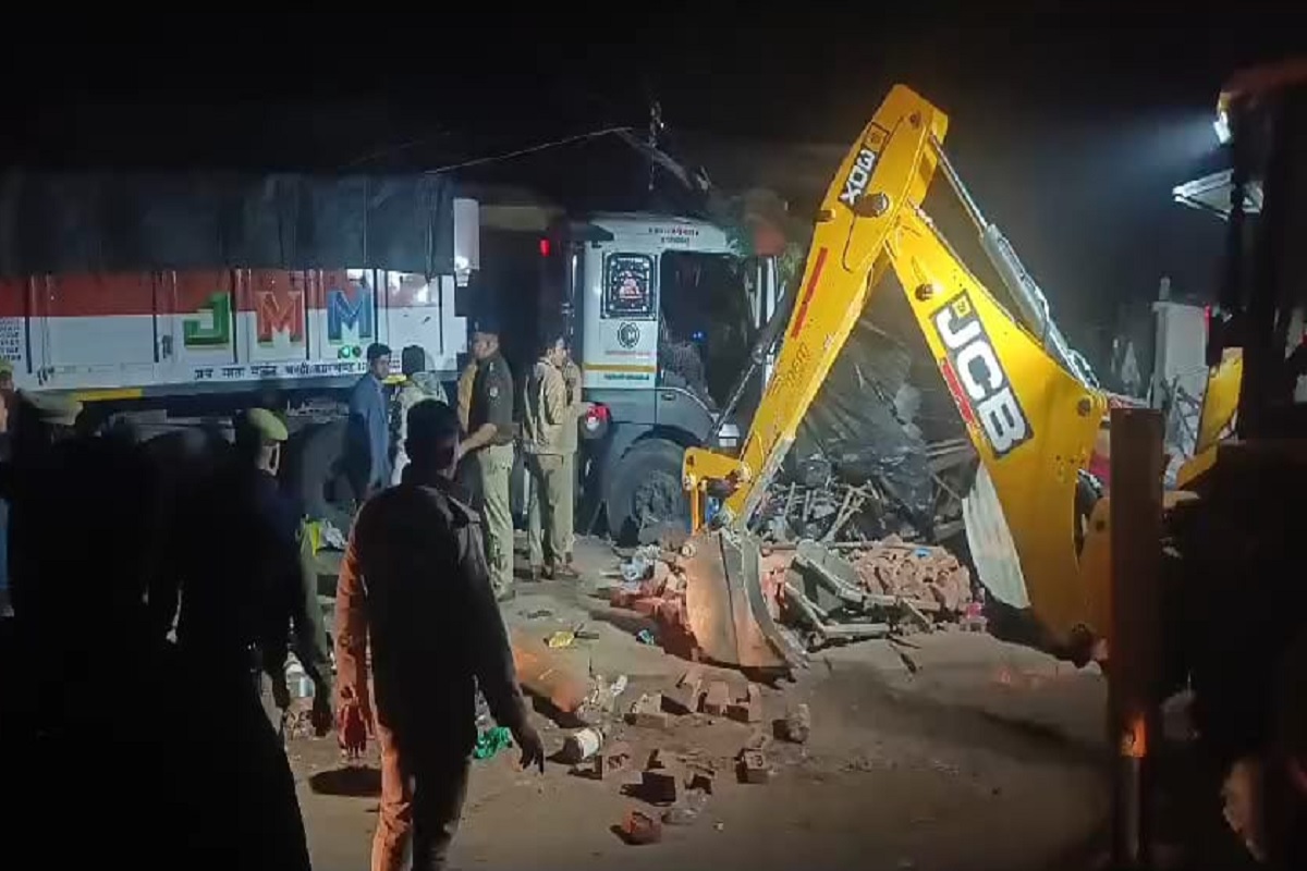 Accident in Etawah: اٹاوہ میں پیش آیا بڑا حادثہ، ڈھابے میں گھسا بے قابو ٹرک، تین افراد ہلاک، نشے میں دھت ڈرائیور گرفتار