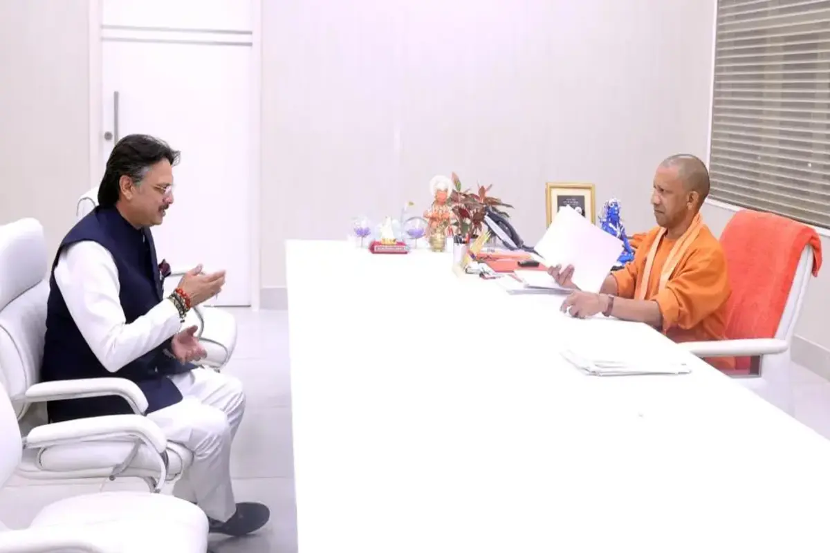 Rajeshwar Singh met CM Yogi Adityanath: بی جے پی ایم ایل اے راجیشور سنگھ نے سی ایم یوگی آدتیہ ناتھ سے ملاقات کی، کئی مسائل پر تبادلہ خیال کیا