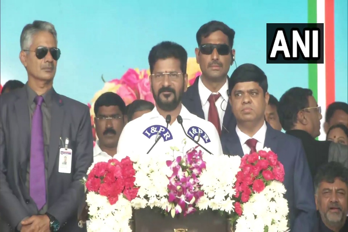 Revanth Reddy takes oath as the CM of Telangana: ریونت ریڈی نے کانگریس کے سینئر لیڈران کی موجودگی میں تلنگانہ کے وزیراعلیٰ عہدے کا حلف لیا