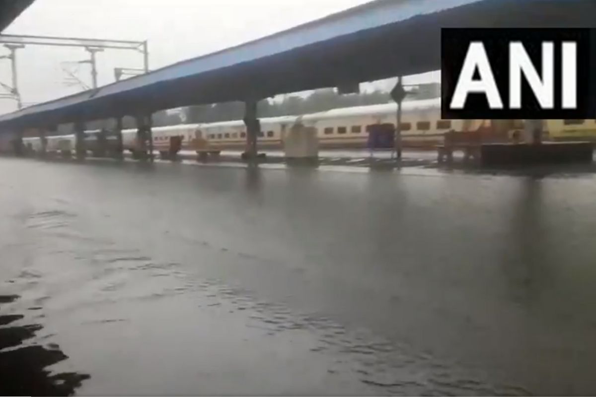 Heavy Rain in Tamil Nadu: تمل ناڈو میں بارش سے مکانات زیر آب، 7500 افراد کو بھیجا گیا ریلیف کیمپ، جاری ہیں امدادی کارروائیاں