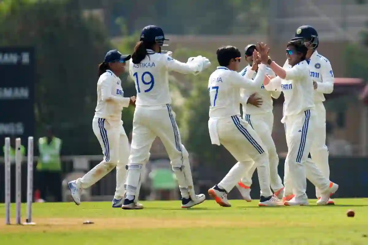 INDW vs ENGW Test Series: انگلینڈ کی خواتین کرکٹ ٹیم نے پہلی اننگز میں بھارت کے سامنے گھٹنے ٹیکے ، 136 رنز کے اسکور پر ٹیم  آل آؤٹ