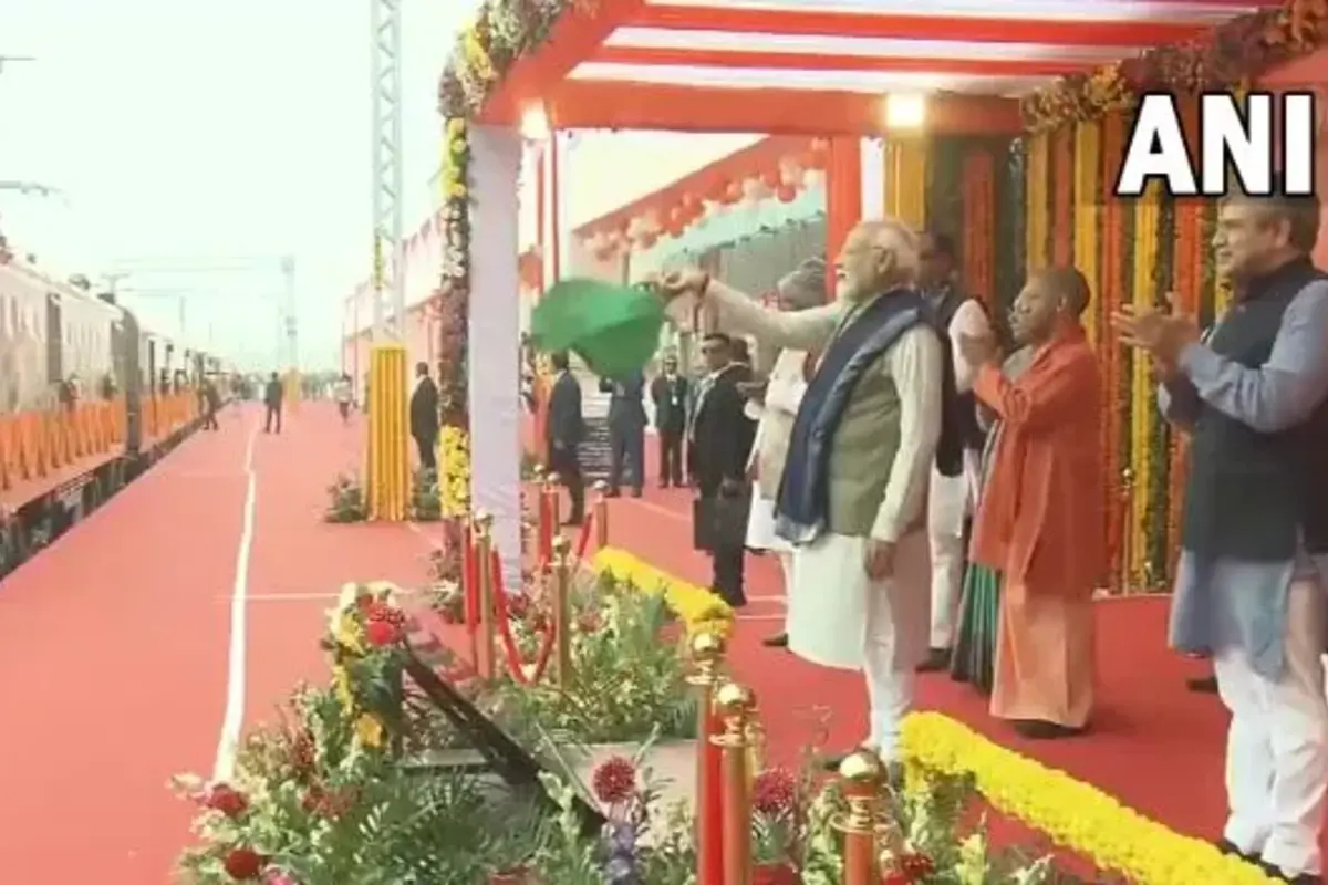 PM Modi Ayodhya Visit: وزیر اعظم مودی نے اجولا یوجنا کے مستحقین سے کی ملاقات