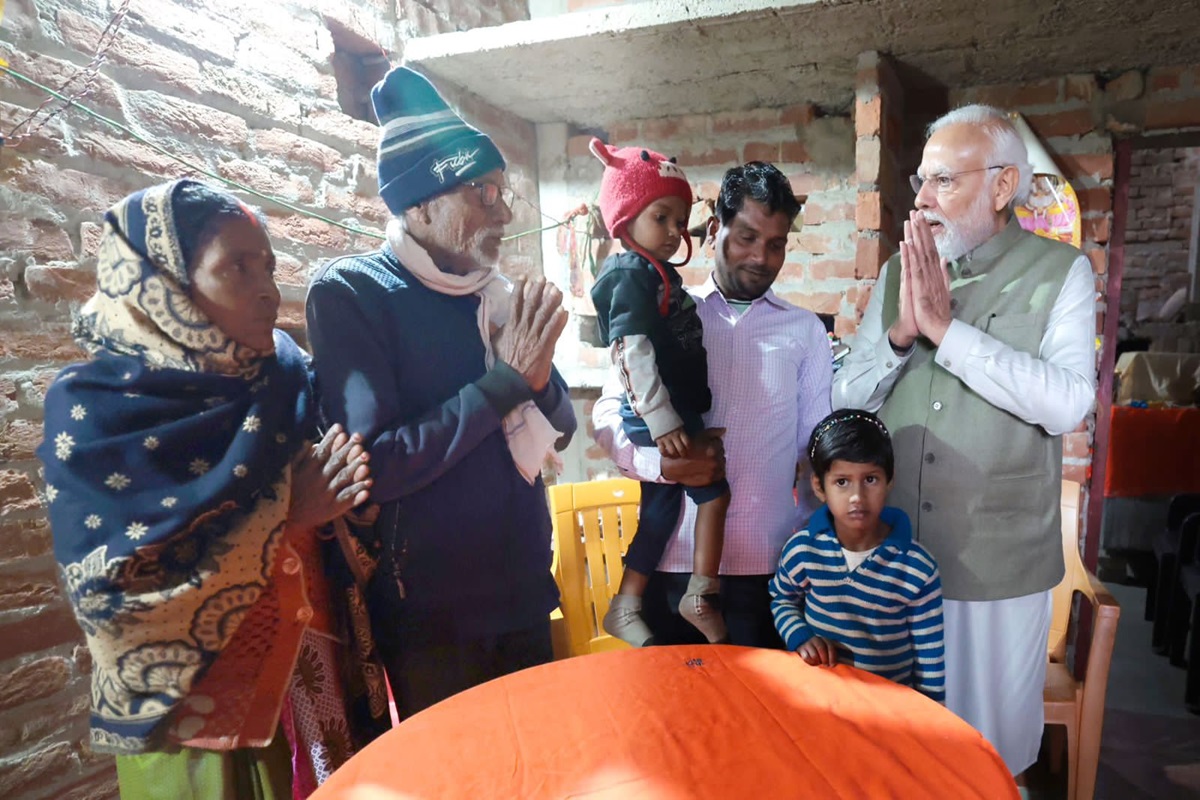 PM Modi Ayodhya Visit: جب وزیر اعظم مودی اچانک اجولا اسکیم سے مستفید میرا کے گھر پہنچے