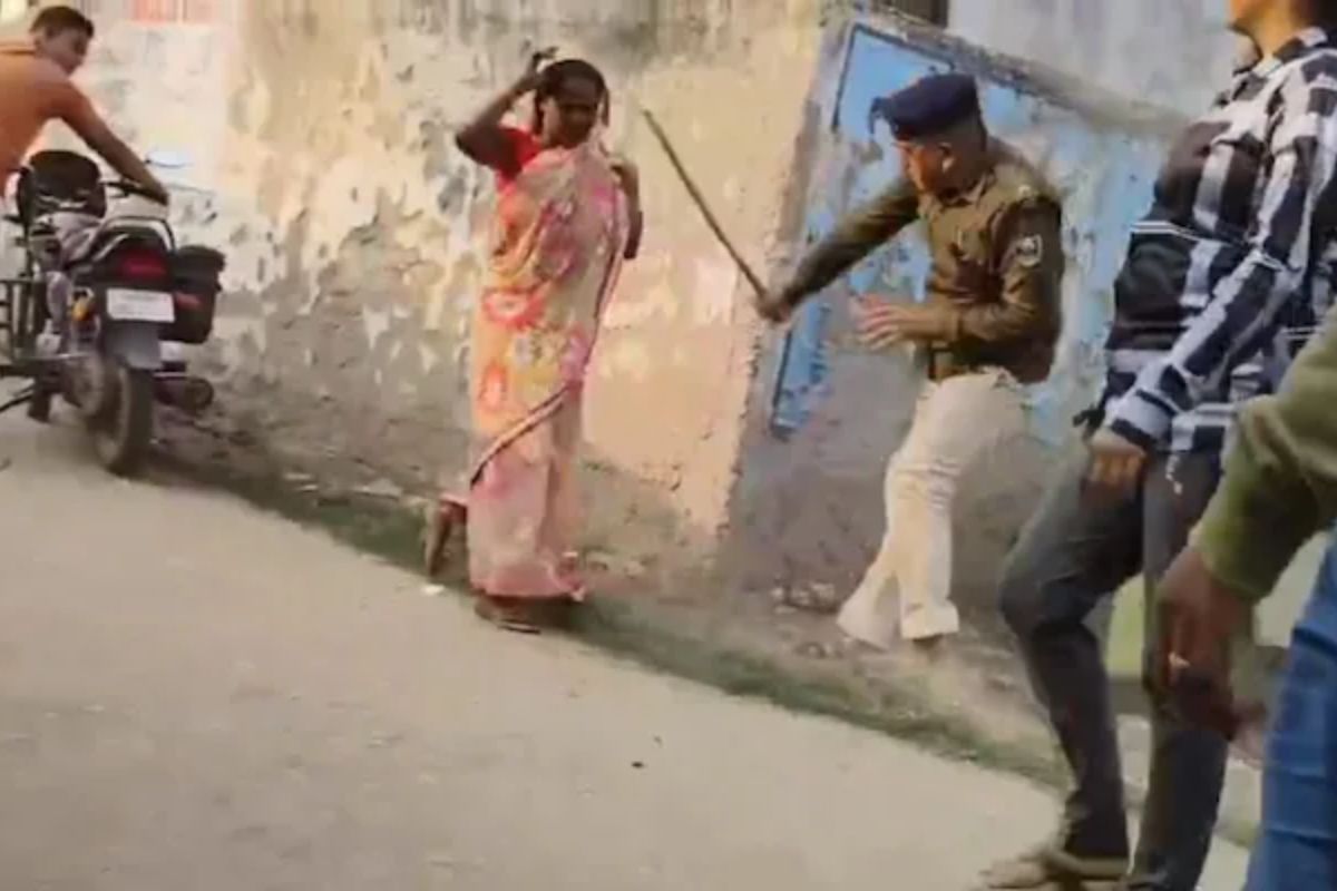 Bihar News:  پولیس کے ہاتھوں سرعام دلت خاتون کی پٹائی، ویڈیو وائرل ہونے پر پولیس نے پیش کی یہ وضاحت