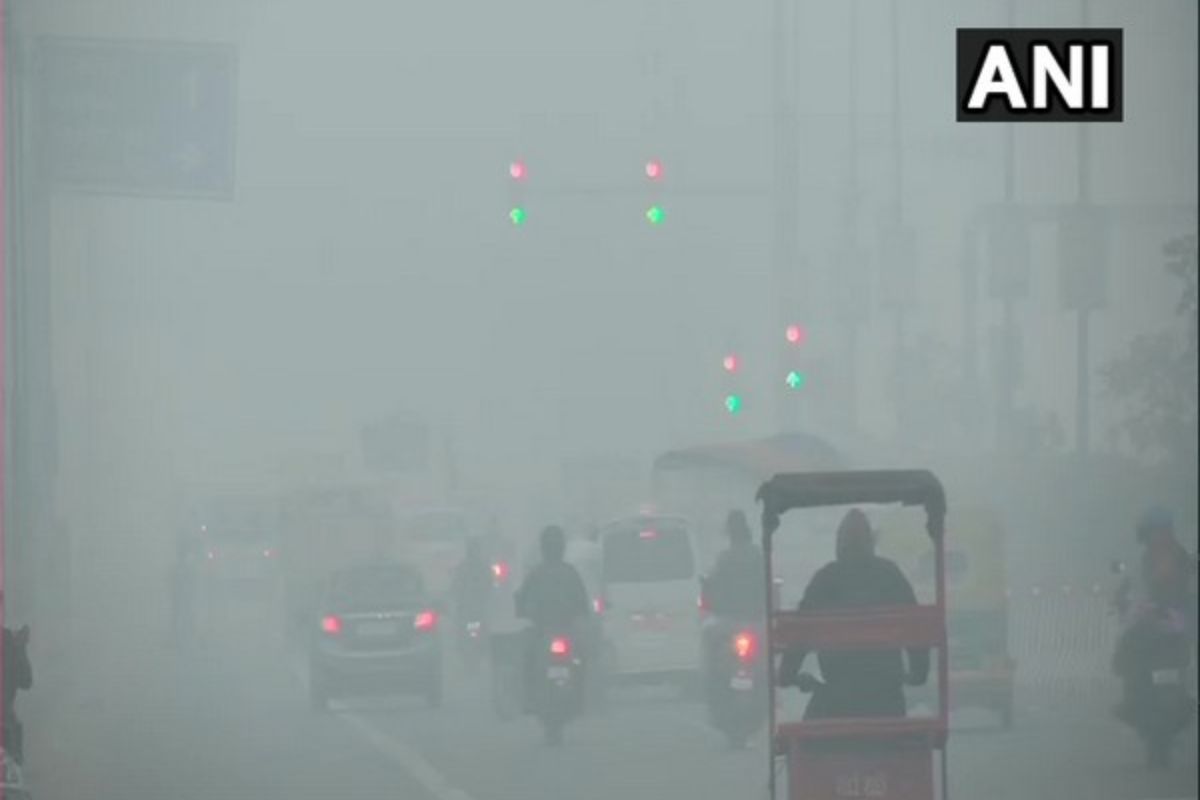 Dense fog in Delhi: سال کے پہلے دن دہلی-این سی آر کو دھند اور آلودگی نے کیا متاثر، تاخیر کا شکار ہوئیں 21 ٹرینیں