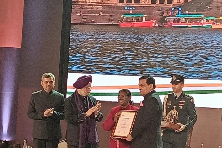 Swachh Survekshan 2023: یوپی کے 2 شہروں کو ملا سوچھ سرویکشن 2023 کے لیے ایوارڈ، صدر جمہوریہ دروپدی مرمو نے وزیر اے کے شرما کو پیش کیا ایوارڈ
