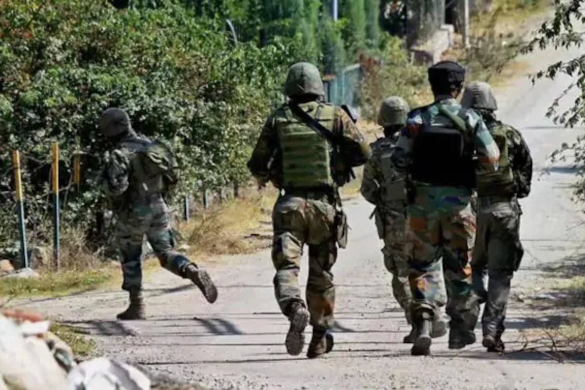 Jammu and Kashmir: جموں و کشمیر کے شوپیاں میں دہشت گردوں اور سیکورٹی فورسز کے درمیان جاری ہے تصادم