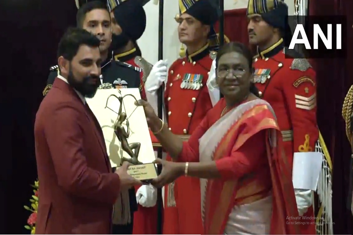 Mohammad Shami receives Arjuna Award: محمد شمی کو صدر جمہوریہ دروپدی مرمو نے ارجن ایوارڈ سے سرفراز کیا، والدہ انجم بیٹے کو گہری نظروں سے دیکھتی رہیں