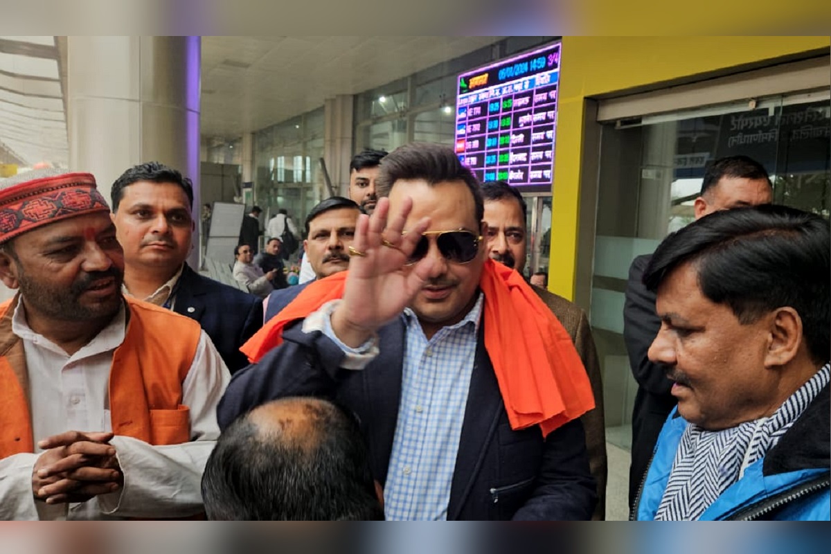 CMD Upendra Rai visits Varanasi: وارانسی ہوائی اڈے پر بھارت ایکسپریس نیوز نیٹ ورک کے سی ایم ڈی اپیندر رائے کا شاندار استقبال، لوک سبھا ایم پی بی پی سروج نے کیا خیرمقدم