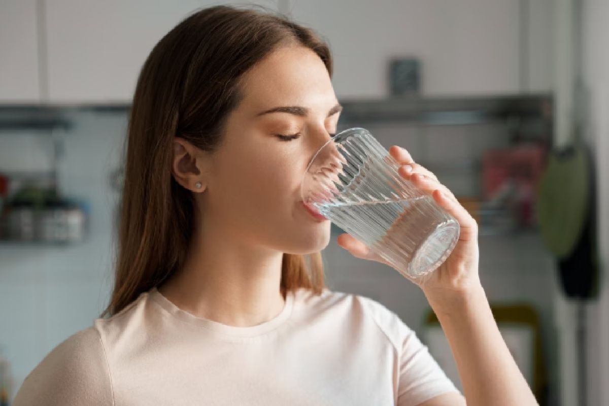 Why should you drink water on an empty stomach: صبح اٹھتے ہی پانی کیوں پینا چاہیے؟کیا ہیں اس کے فائدے؟جانیں صبح خالی پیٹ کتنا پانی پینا چاہیے؟