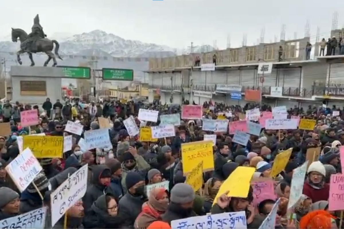Ladakh Protest: لداخ میں سڑکوں پر کیوں نکلے لوگ ، مرکز کے زیر انتظام علاقے میں کس معاملے کو لے کر ہو رہا ہے ہنگامہ ؟