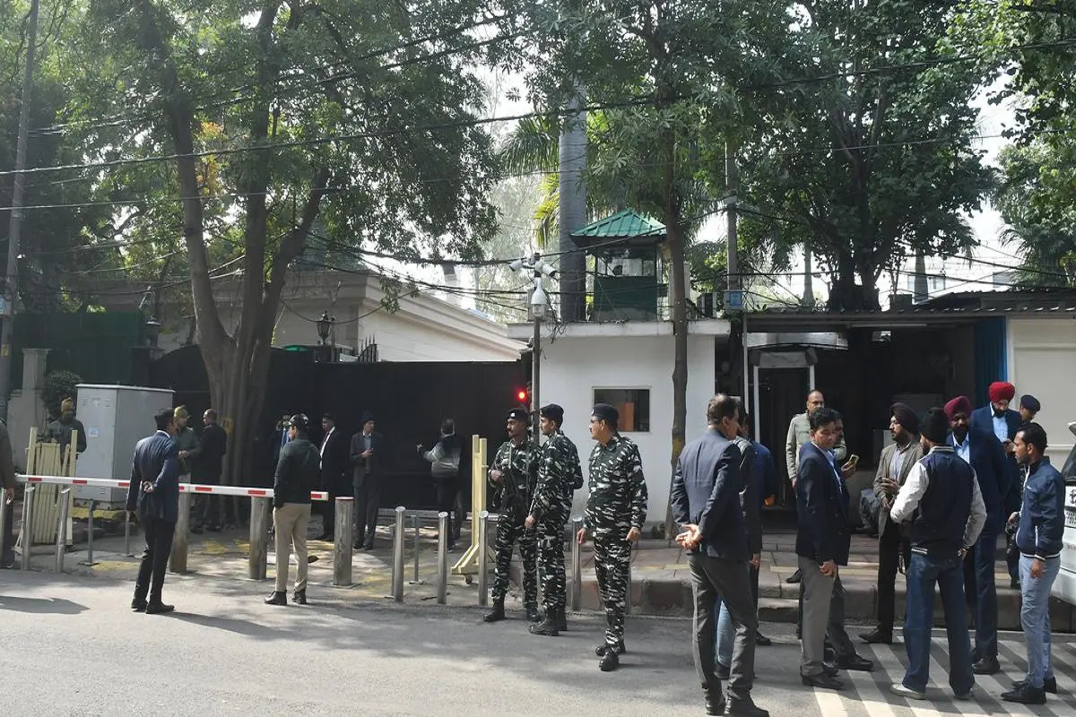 Crime Branch team of Delhi Police reaches CM Arvind Kejriwal’s residence: اروندکجریوال کے گھر کے باہر نوٹس لے کر کھڑی ہے کرائم برانچ کی ٹیم