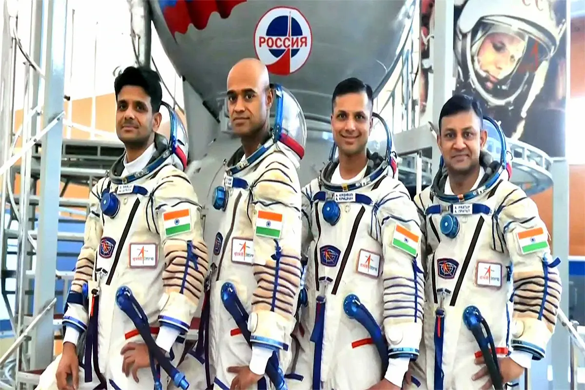 PM Modi reveals names of 4 astronauts for Gaganyaan mission: پی ایم مودی نے مشن گگن یان کے تحت خلا میں جانے والے چاروں خلابازوں کے ناموں کا کیا اعلان