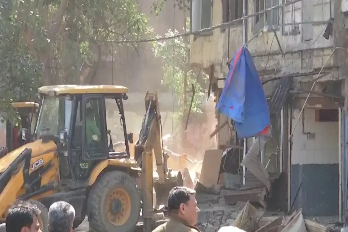 DDA demolition drive: یہ کیسا انصاف، جس وکیل حسن نے 41مزدوروں کی جان بچائی ،حکومت نے ان کے ہی گھر پر چلا دیا بلڈوزر،کردیا بے گھر