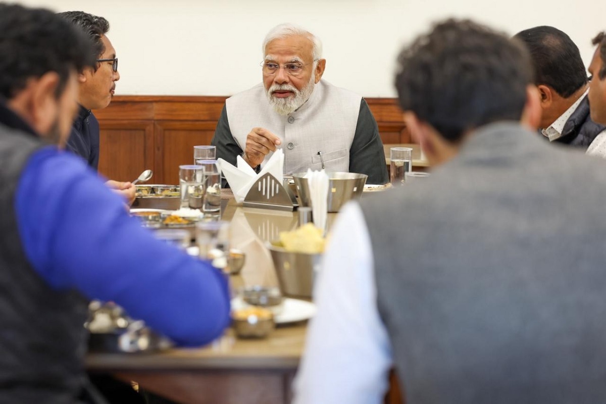 PM Modi In Parliament Canteen: وزیر اعظم نریندر مودی نے پارلیمنٹ کینٹین میں ارکان پارلیمنٹ کے ساتھ کیا لنچ ، اپنے تجربات شیئر کئے