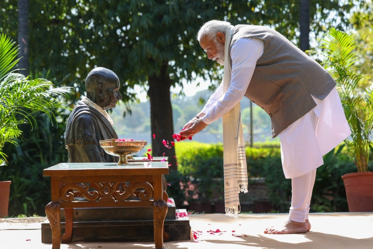 PM Modi gives two messages to world in a day: پی ایم مودی نے ایک ہی دن میں دنیا کو دیے دو پیغام دیے، پوکھران میں طاقت دکھائی اور سابرمتی سےدیا  امن کا پیغام