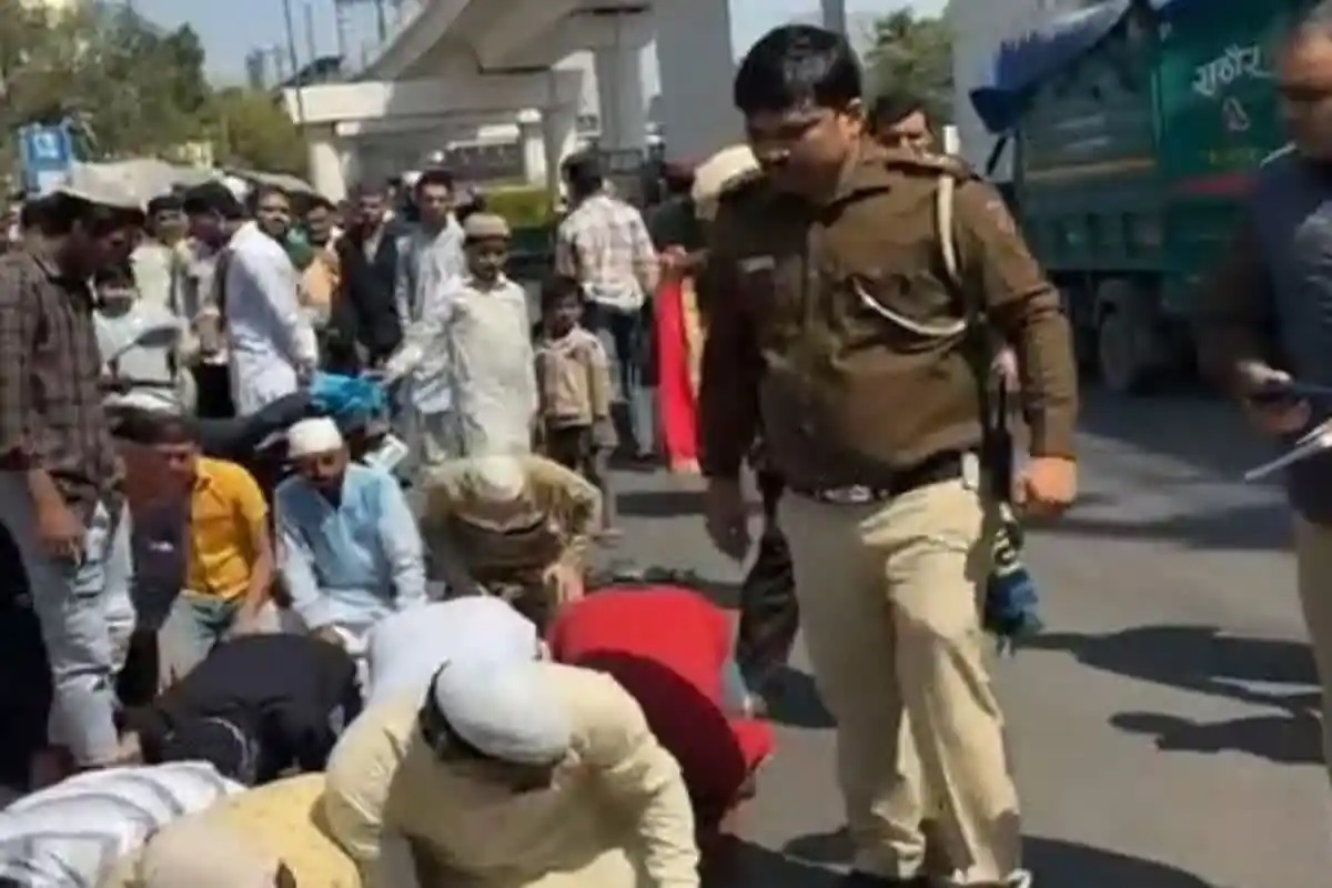 Delhi Viral Video: دہلی پولیس کی مذموم حرکت ،سڑک کے کنارے مصلیوں کو ماری لات ، عمران پرتاپ گڑھی نے سوال اٹھائے،پولیس اہلکار معطل