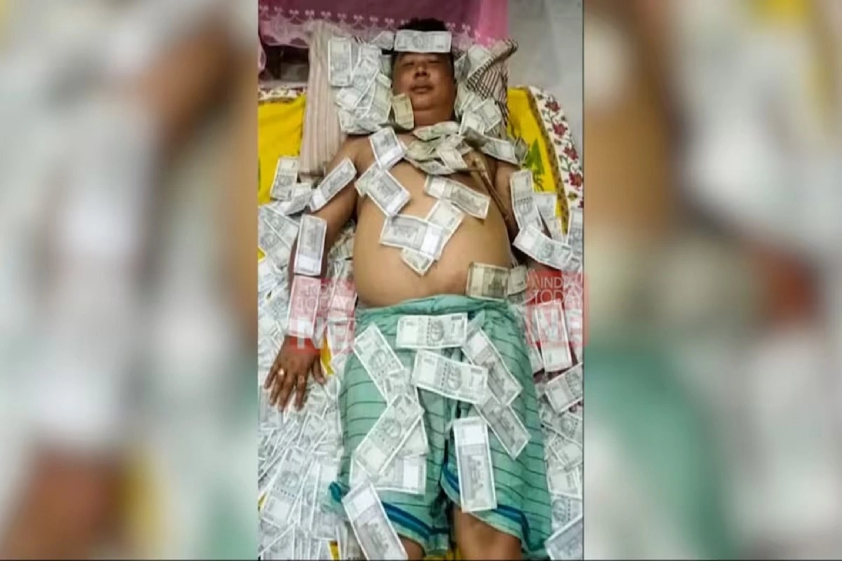 Sleeping on bed with stack of Rs 500 Notes:  نوٹوں کی گڈیوں  کے ساتھ سوئے ہوئے شخص کی تصویر انٹرنیٹ پر وائرل، اس پارٹی سے ہے تعلق