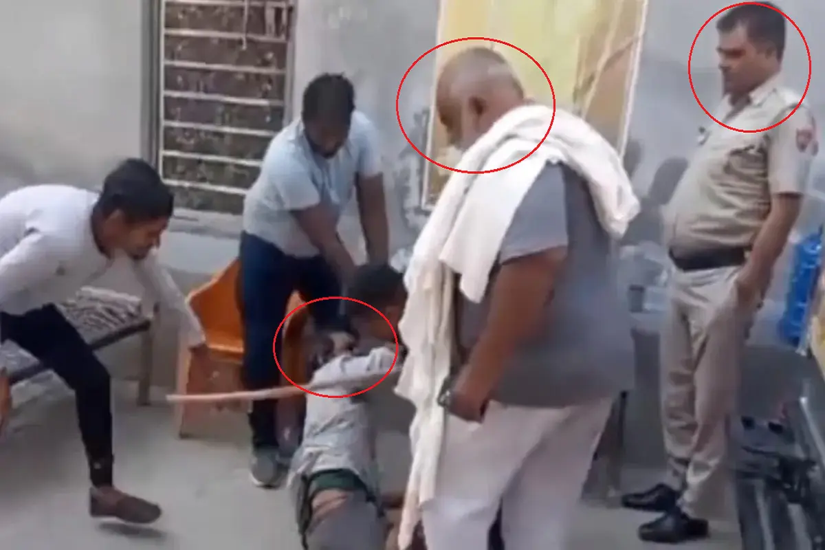 Bittu Bajrangi thrashes man cop watches: بٹو بجرنگی نے پولیس کی موجودگی میں ایک شخص کو سرے عام پیٹا،ویڈیو وائرل