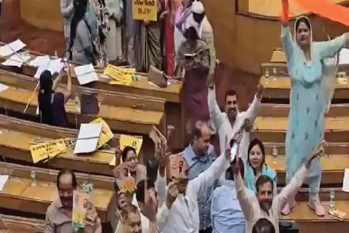 Delhi MCD Mayor Elections: ایم سی ڈی میں بی جے پی کے کونسلروں نے کیا ڈانس، ویڈیو شیئر کرکے عام آدمی پارٹی نے کہا- دلت کے بیٹے کا حق مارکر…