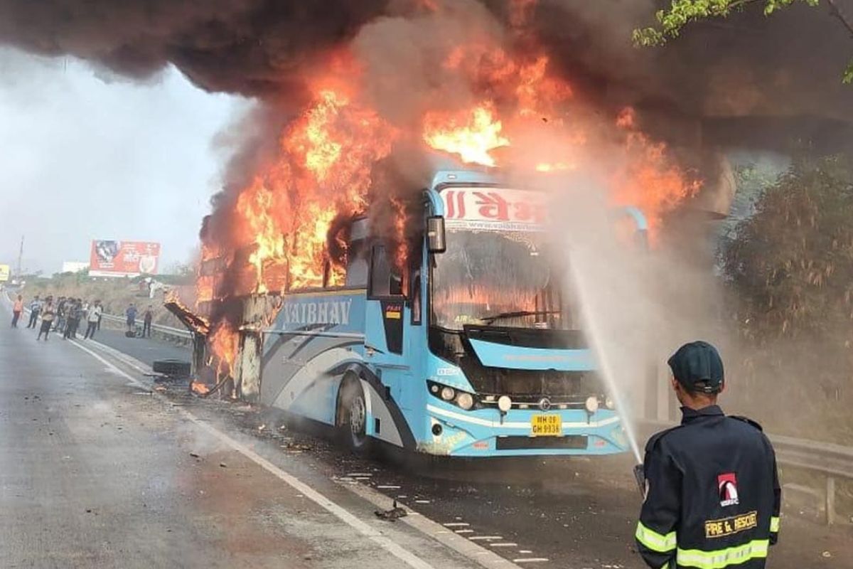 Fire in a bus: ممبئی پونے ایکسپریس وے پر بس میں لگی زبردست آگ، 36 مسافر تھے سوار