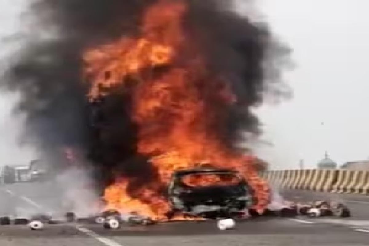 Rajasthan Road Accident: سیکر میں بڑا حادثہ، ٹرک سے ٹکر کے بعد کار میں لگی آگ، ایک ہی خاندان کے 7 افراد کی زندہ جل کر موت