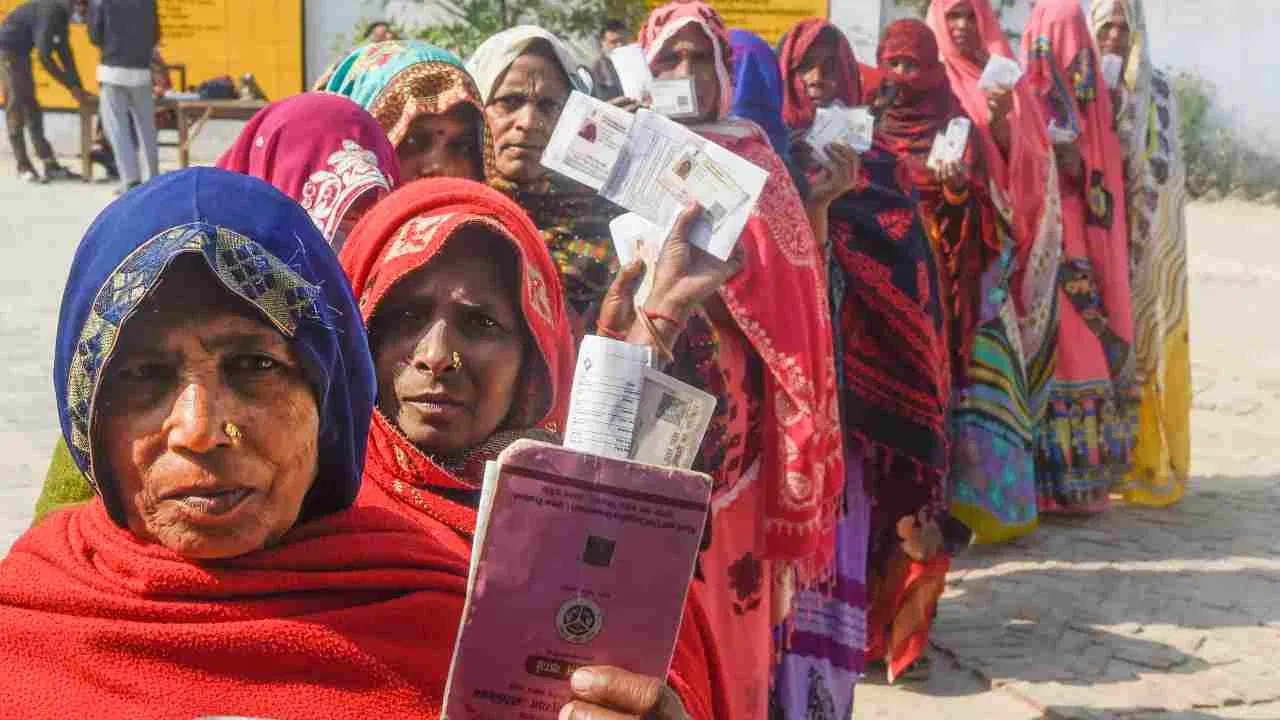 Lok Sabha Election II Phase Voting: کہیں ای وی ایم میں خرابی، تو کہیں دھمکی دینے کا الزام ہے۔ ایس پی نے دوسرے مرحلے میں بھی کی شکایات
