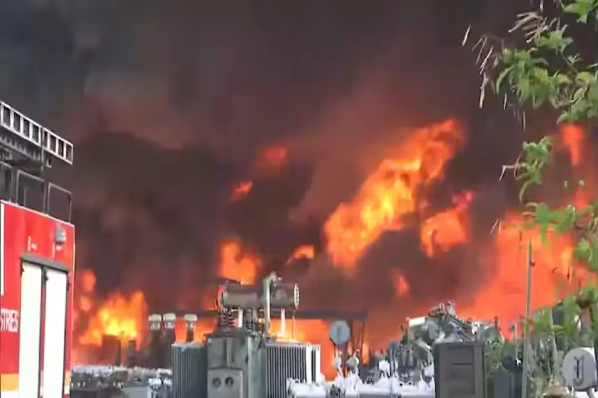 Massive fire engulfs power distribution company in Raipur: رائے پور کے بجلی دفتر میں لگی خطرناک آگ، 1500 ٹرانسفارمر جل کر راکھ