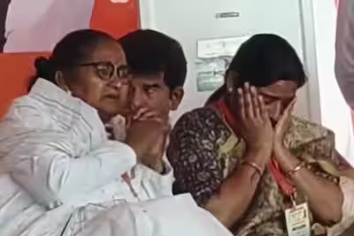 Lok Sabha Election 2024: بی جے پی سے نہیں ملا ٹکٹ تو رونے لگیں سوامی پرساد موریہ کی بیٹی سنگھ مترا موریہ، سی ایم یوگی کے اسٹیج کی ویڈیو وائرل