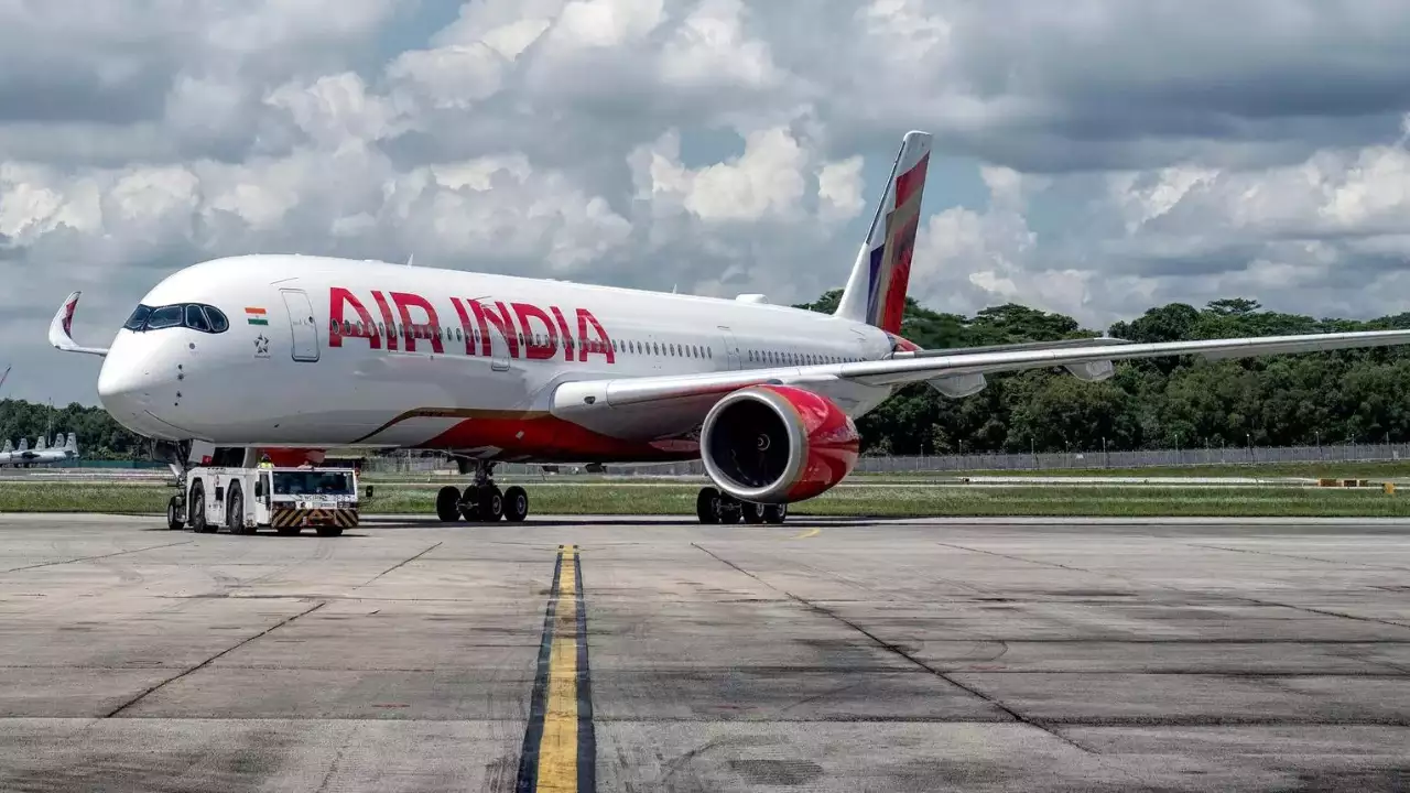 Air India flight AI-807: ایئر انڈیا کی پرواز میں لگی آگ، طیارے میں 175 مسافر موجودتھے، دہلی آئی جی آئی میں مکمل ایمرجنسی نافذ