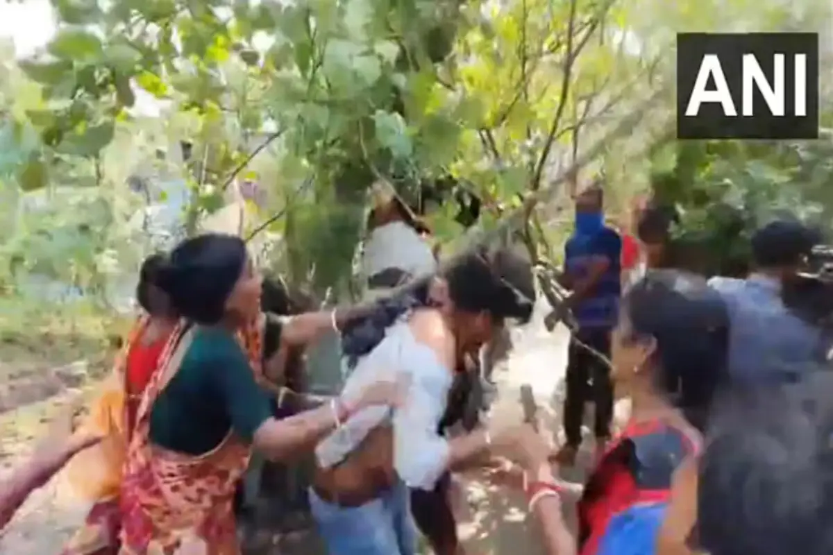 Clash broke out between TMC and BJP workers: بی جے پی کی خواتین کارکنان نے ٹی ایم سی کے کارکنان کو دوڑا دوڑا کر پیٹا، کپڑے بھی پھاڑے،سندیش کھالی سے نئی ویڈیو وائرل