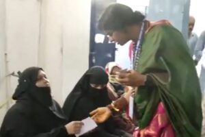 Lok Sabha Election 2024: برقع ہٹوایا، آدھار کارڈ دیکھا… حیدرآباد میں پولنگ بوتھ پر بی جے پی امیدوار مادھوی لتا نے کی ووٹروں کی چیکنگ