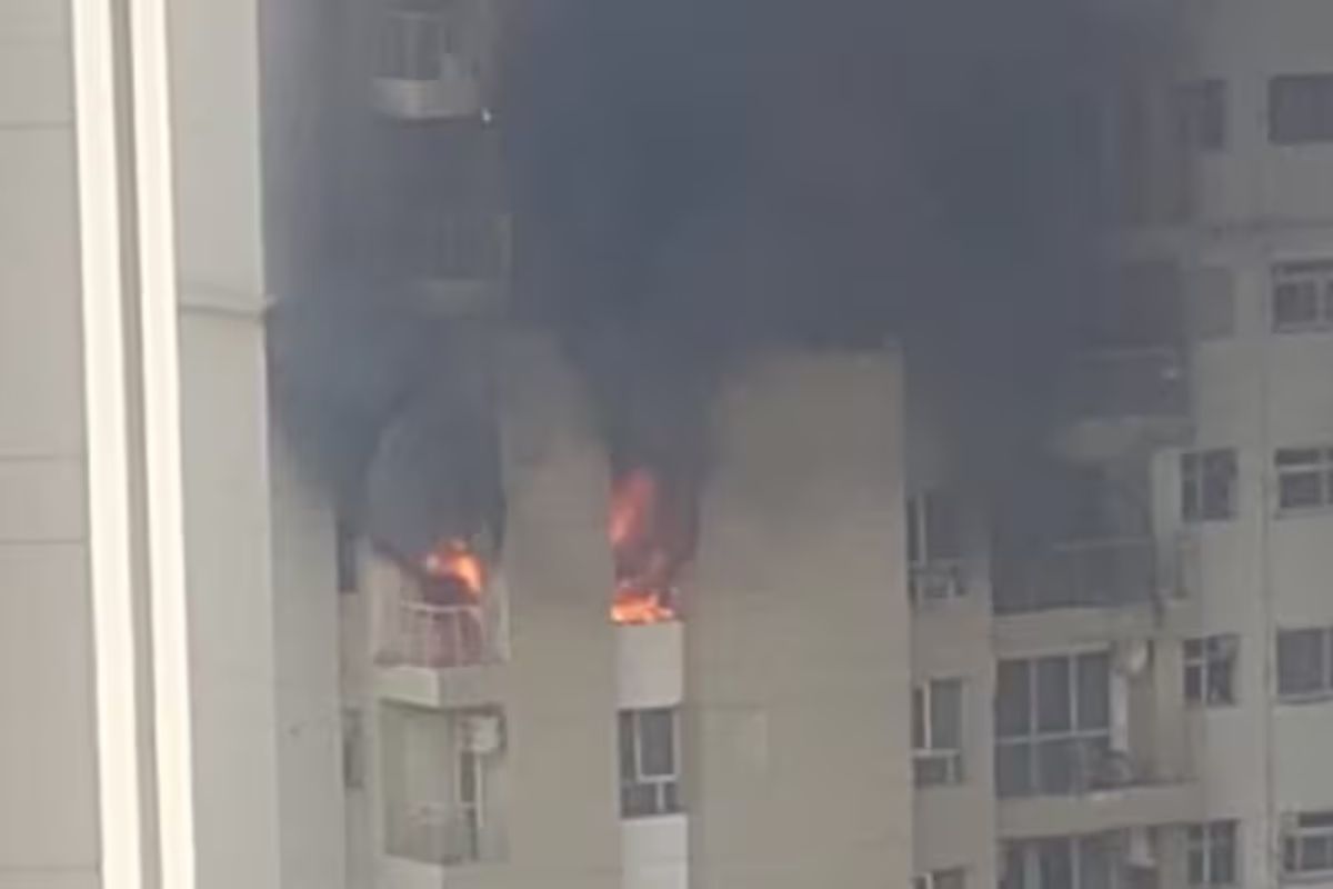 Noida Fire: نوئیڈا سیکٹر 100 کی ہائی رائز سوسائٹی میں پھٹا AC، کئی فلیٹوں میں لگی آگ، دیکھیں ویڈیو