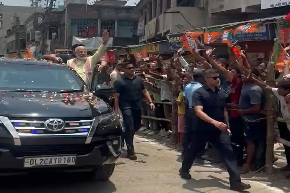 PM Modi in  Barrackpur:ریلی سے پہلے پی ایم مودی نے مغربی بنگال کےبیرک پور میں اچانک کیا روڈ شو، جمع ہوئی لوگو ں کی بھیڑ