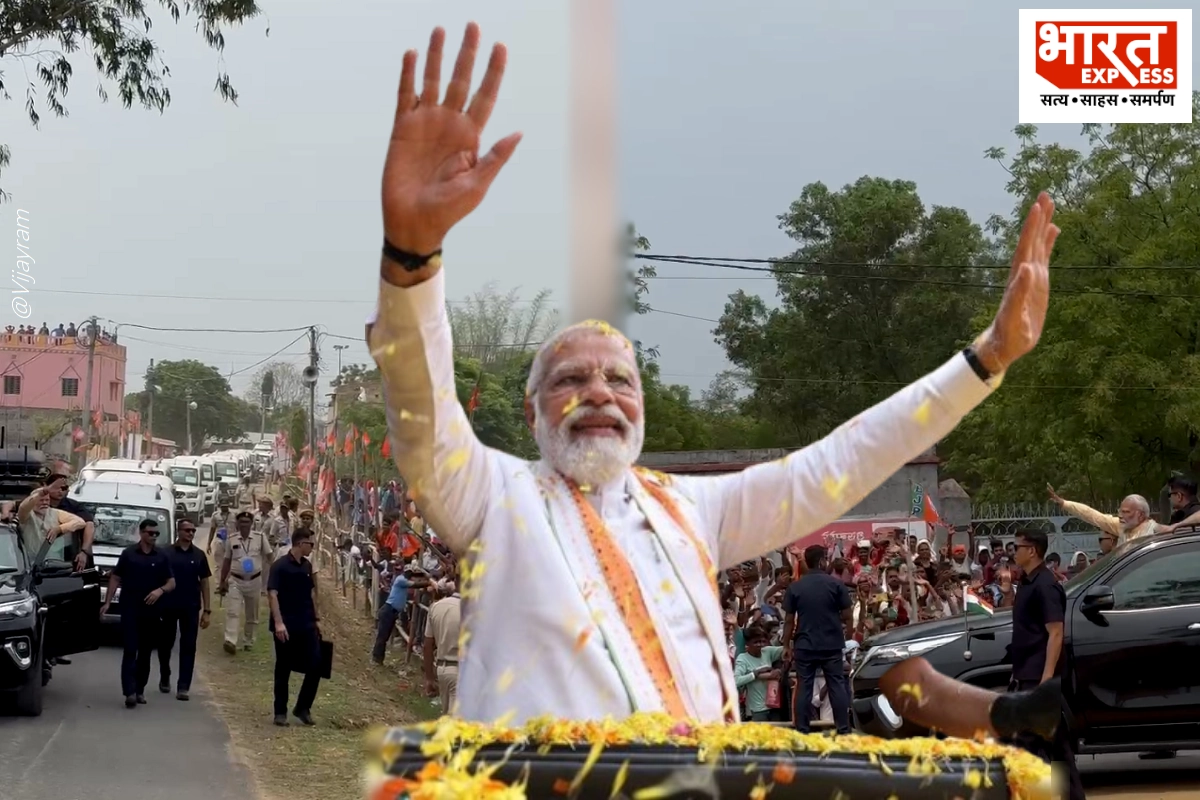 PM Modi RoadShow In Purulia:بنگال پہنچنے وزیر اعظم کو دیکھنے پوریلیا میں جمع ہوئے لوگ ، ہر طرف مودی-مودی  نعرے کی گونج