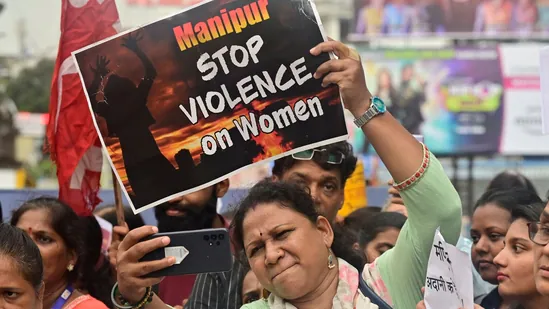 Women Protest In Manipur: خواتن  مظاہرین نے فوجی قافلے کو روکا، 11 شرپسندوں کو زبردستی کرایا رہا،سوشل میڈیا پر ہوا ویڈیو وائرل
