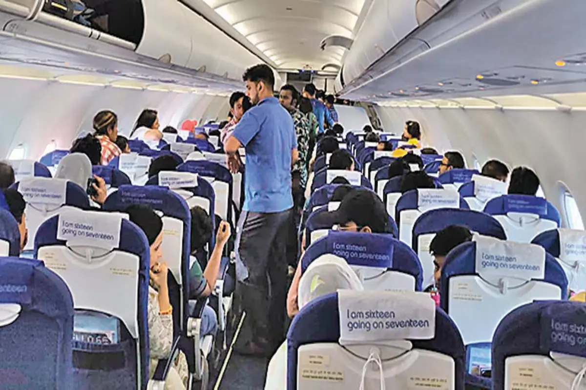 Passenger standing at the back in IndiGo flight: ٹرین کے بعد فلائٹ میں بھی سیٹ کے پیچھے کھڑے ہوکر سفر کرنے کا واقعہ پیش،سیٹ سے زیادہ ٹکٹ کی ہوئی تھی بکنگ