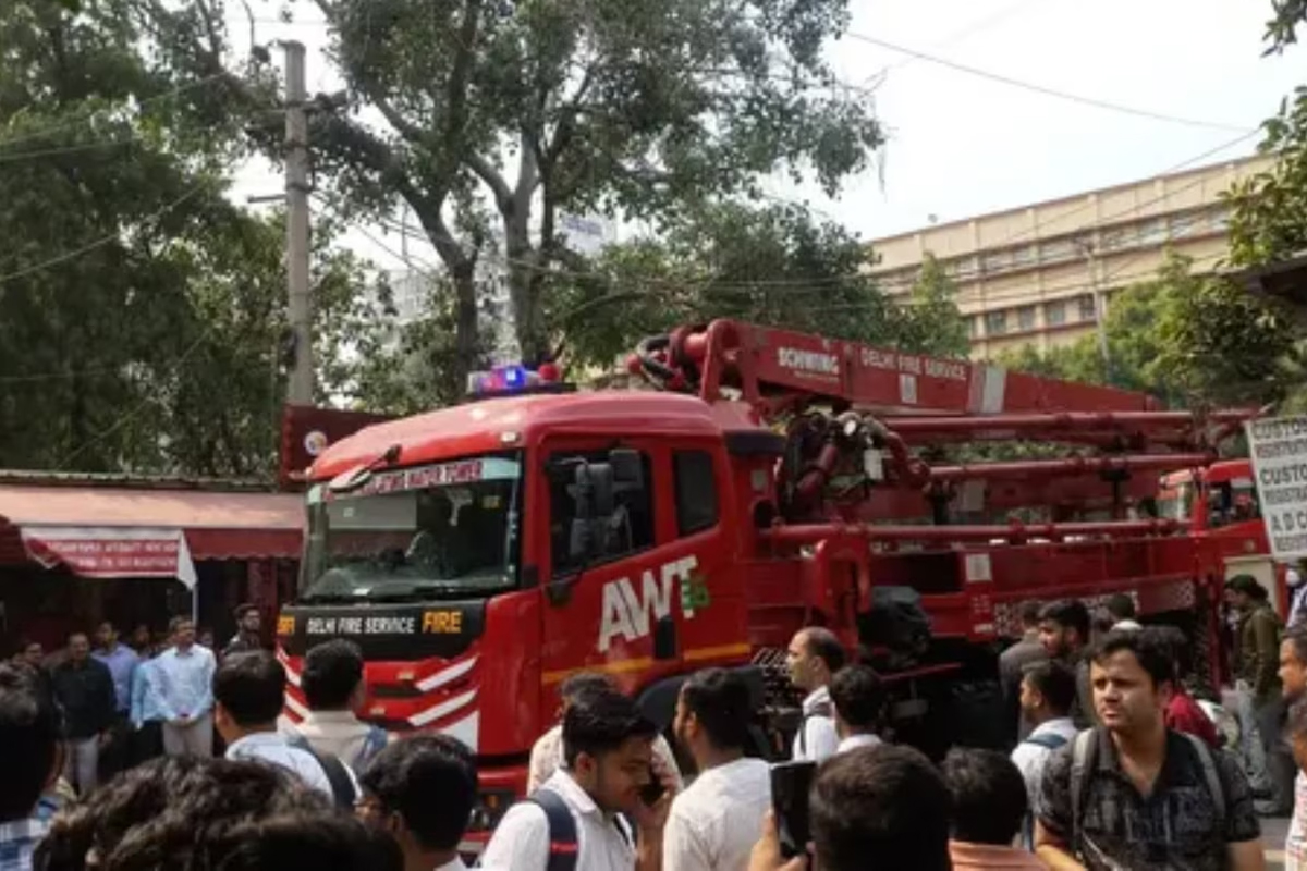 Delhi Income Tax CR Building Fire:آئی ٹی او میں انکم ٹیکس کی سی آر بلڈنگ میں لگی آگ، 21 فائر بریگیڈ کی گاڑیاں موقع پر موجود، آگ پر پالیا گیاقابو
