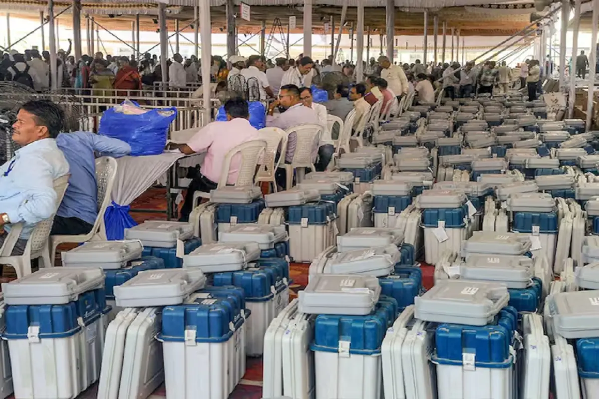 Lok Sabha Election 3rd Phase Polling: تیسرے مرحلے کی ووٹنگ ختم، 61 فیصد سے زیادہ لوگوں نے دیا ووٹ،امت شاہ،سندھیا اور ڈمپل یادو کی قسمت ای وی ایم میں قید