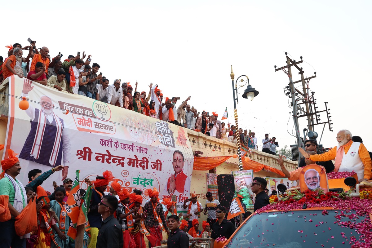 PM Modi Varanasi Roadshow :  وارانسی میں وزیر اعظم مودی کا روڈ شو ، بی ایچ یو گیٹ سے پی ایم مودی کا میگا روڈ شو  کی شروعات
