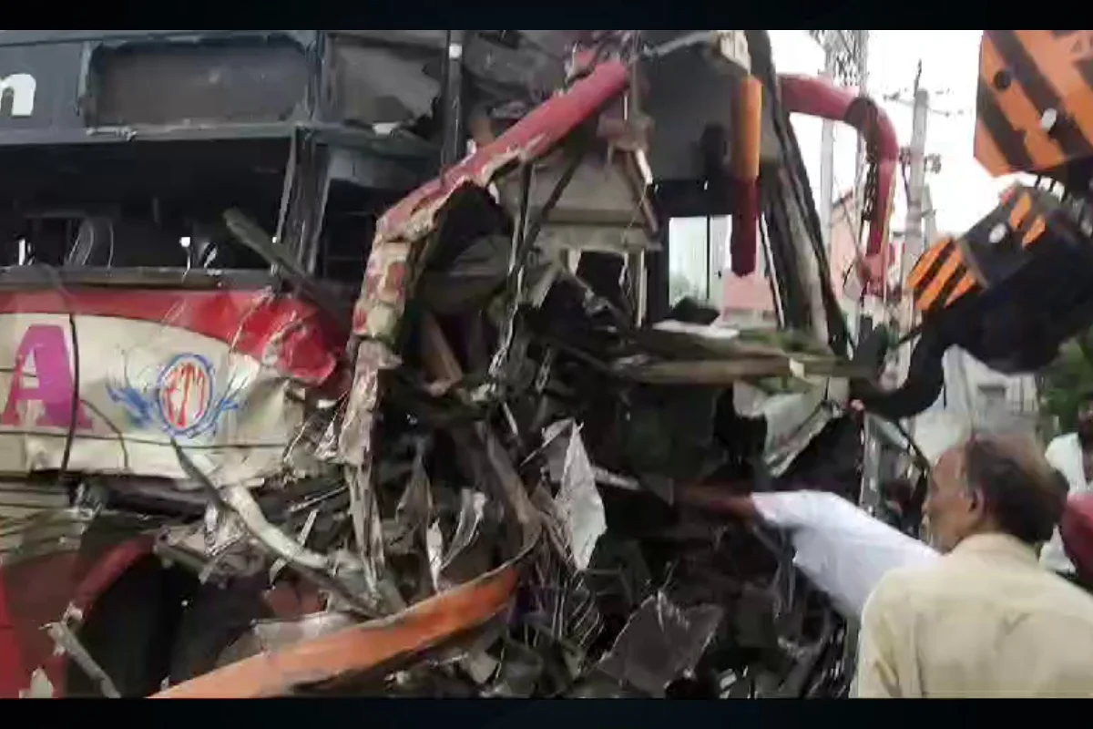 Vijayawada Accident: آندھرا پردیش کے وجے واڑہ میں سڑک حادثہ، بس اور لاری میں ہوئی زوردار ٹکر، ایک خاتون ہلاک، 15 سے زائد زخمی