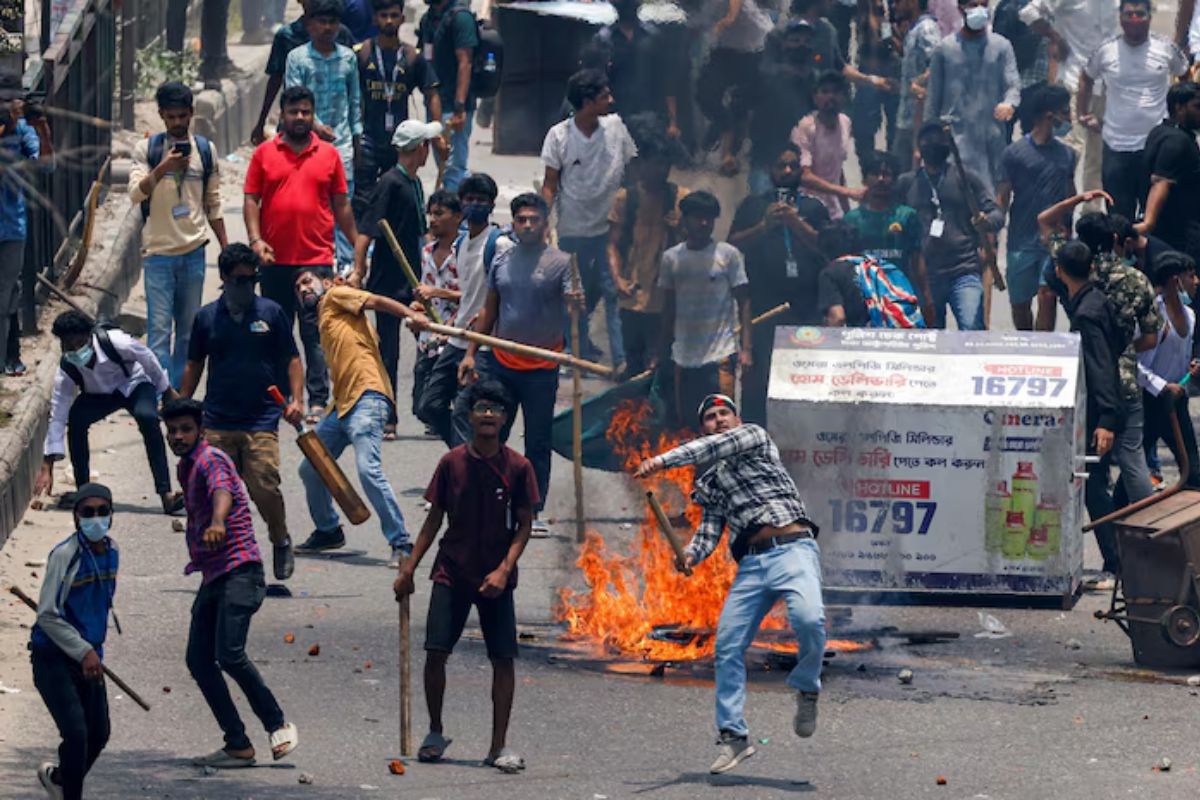 Bangladesh Violence: کرفیو، گولی مار کر موت کا حکم… جانئے ریزرویشن کی آگ میں کیوں جل رہا ہے بنگلہ دیش؟