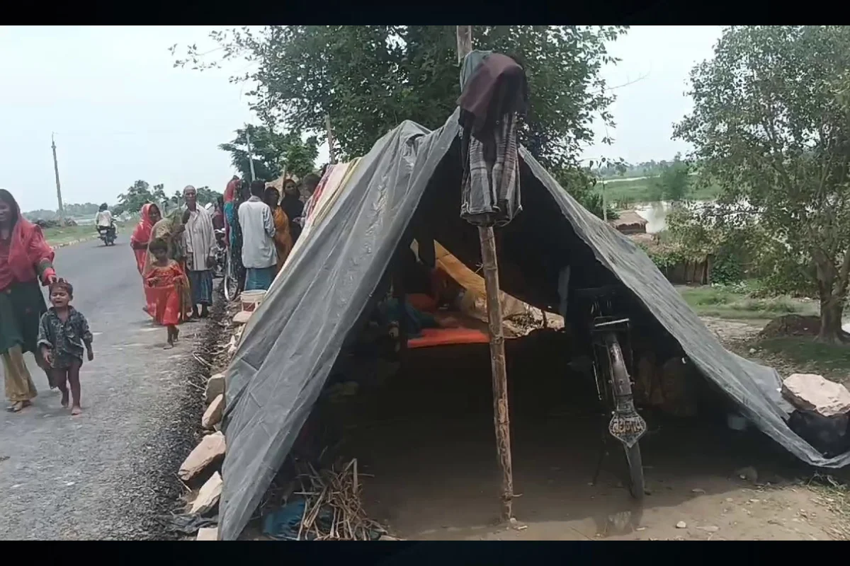 Bihar Flood: بہار کے بگہا میں سیلاب کے سبب صورتحال سنگین، لوگ سڑکوں پر رہنے پر مجبور