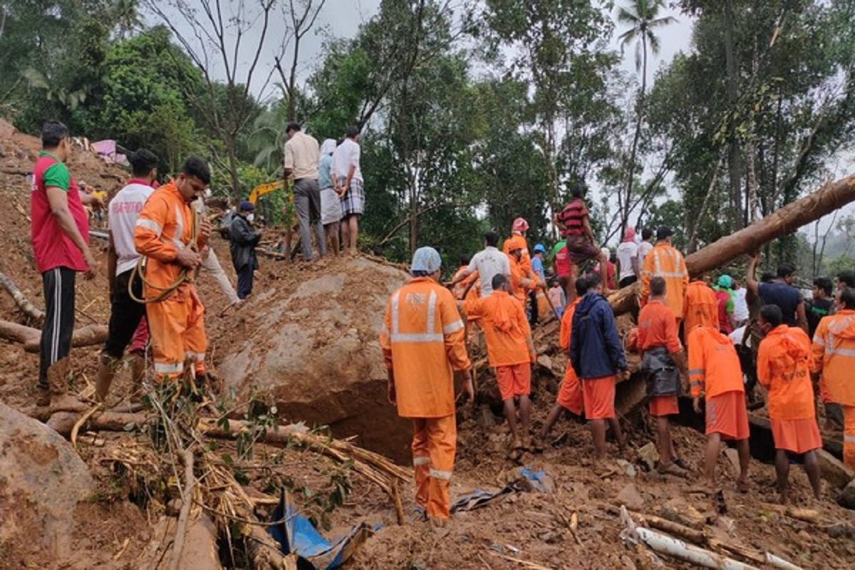 Kerala Landslides: کیرالہ کے وائناڈ میں بڑے پیمانے پر لینڈ سلائیڈنگ، سینکڑوں افراد کے دبے ہونے کا خدشہ، فضائیہ بچاؤ میں مصروف