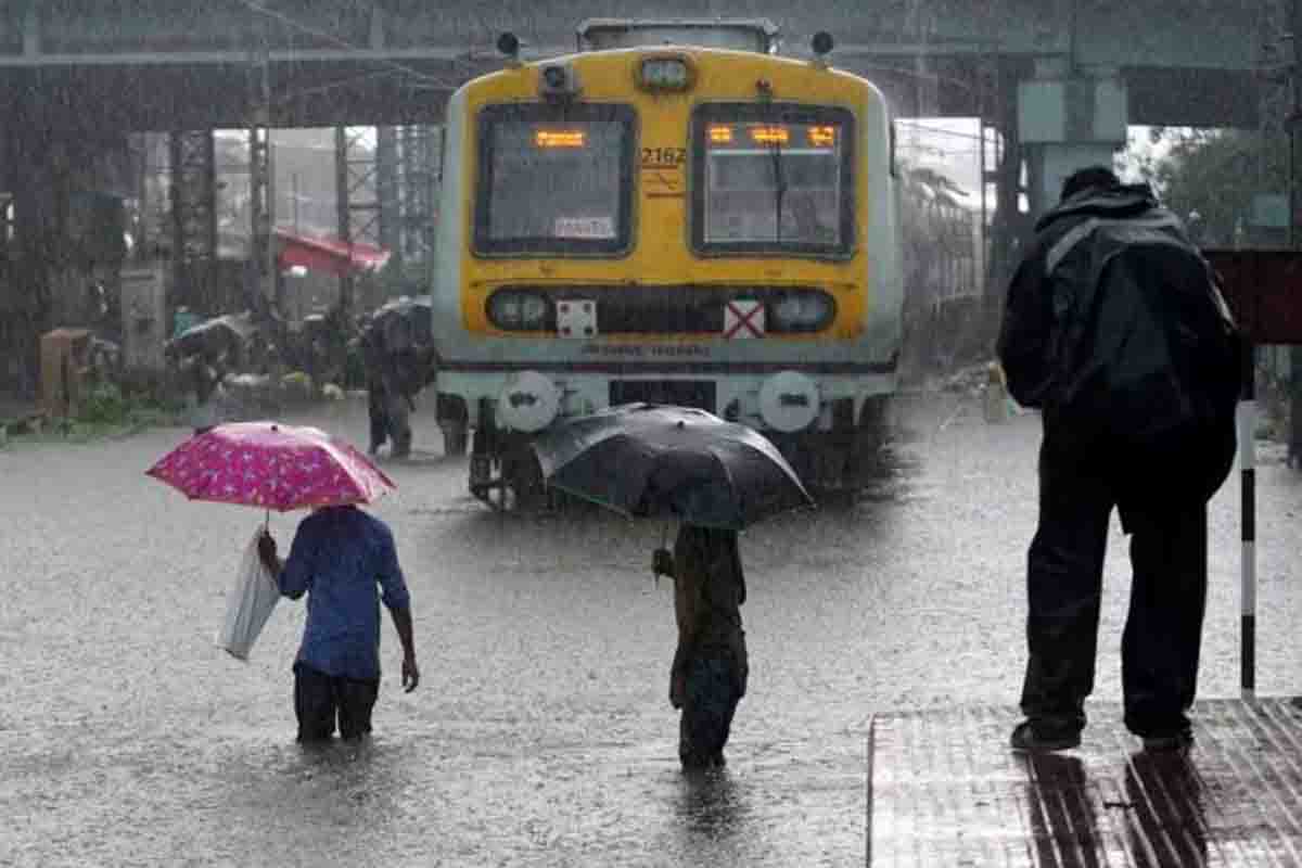 Mumbai Rains: چھہ گھنٹے کی بارش میں ڈوب گیا ممبئی، اسکول بند، آمد و رفت رکی، 27 پروازوں کا موڑ دیا گیا رخ