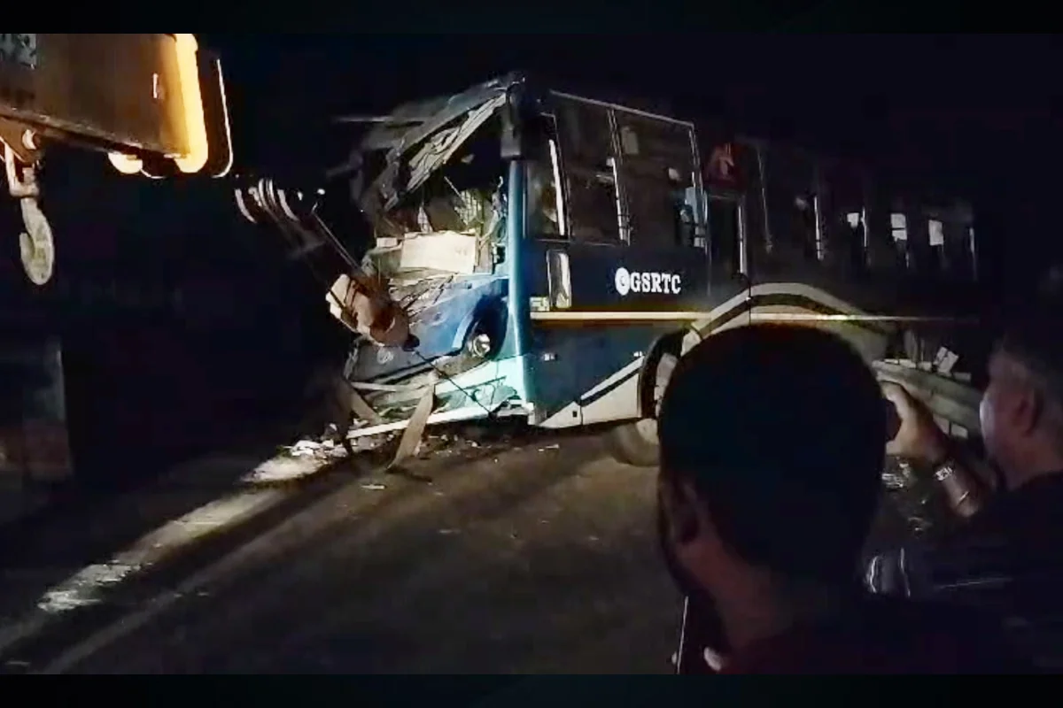 Patan Bus Accident: گجرات کے پاٹن میں بس اور ٹرک کے درمیان زبردست تصادم، چار افراد ہلاک، تشویشناک حالت میں تین لوگ اسپتال میں داخل