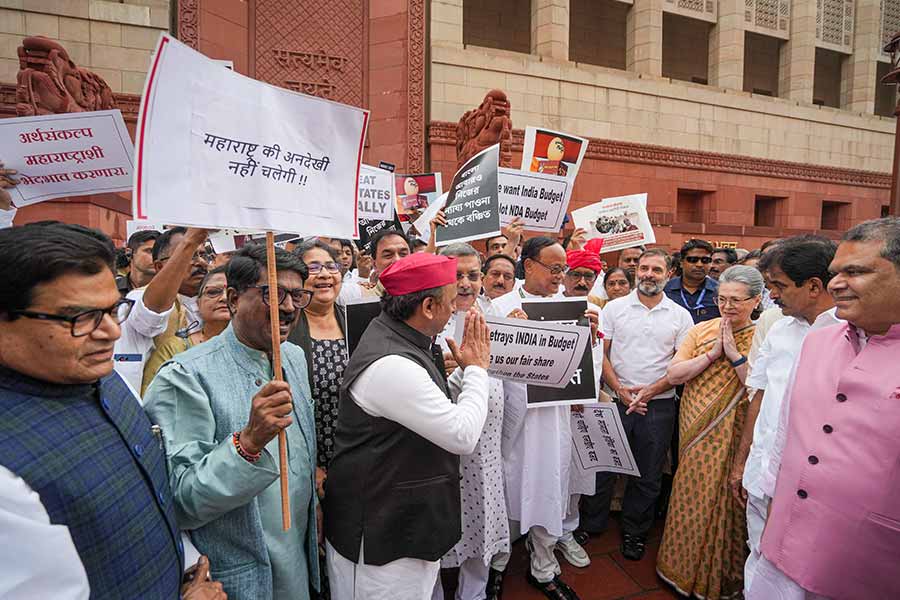 Parliament Monsoon Session: بجٹ کے خلاف لوک سبھا میں اپوزیشن کی ہنگامہ آرائی، یوپی کا نام بھی بجٹ میں نہیں لیا گیا: رام گوپال یادو
