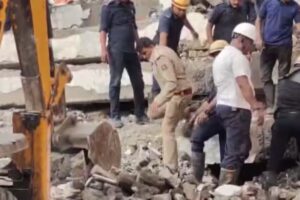 Gujarat Building Collapsed: سورت میں کئی منزلہ عمارت گرنے سے 7 افراد ہلاک، رات بھر جاری رہا ریسکیو آپریشن، ملبے سے نکالی گئیں لاشیں