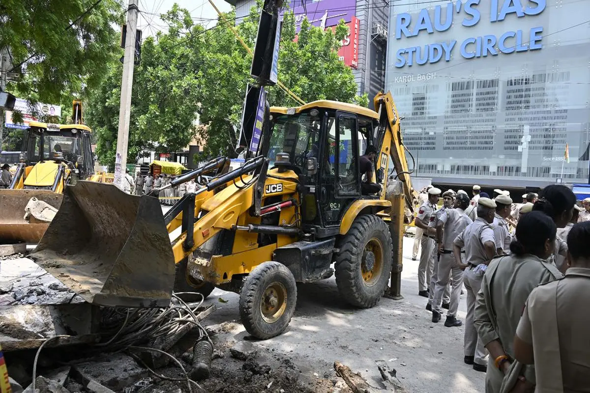 MHA constitutes Inquiry Committee, LG announces compensation: کوچنگ حادثے کی تحقیقات کیلئے وزارت داخلہ نے کمیٹی دی تشکیل، ایل جی نے متاثرین کیلئے 10-10لاکھ روپئے معاوضے کا کیا اعلان