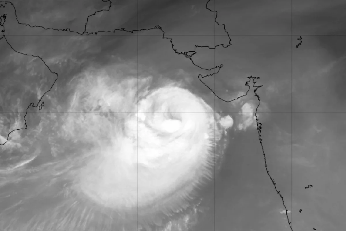 Cyclone Asna Update: گجرات میں شدید بارش اور سیلاب سے تباہی، 48 سال بعد بحیرہ عرب پر منڈلا رہا ہے سمندری طوفان آسنا، جانئے کیوں تشویش کا شکار ہوا محکمہ موسمیات